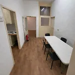 3 Floor Xxl House, 7 Rooms, 2 Kitchen, 15 Minutes To Frankfurt, Washing Machine Apartmán