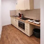 Apartmán 3 Floor Xxl House, 7 Rooms, 2 Kitchen, 15 Minutes To Frankfurt, Washing Machine *
