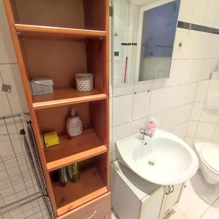 3 Floor Xxl House, 7 Rooms, 2 Kitchen, 15 Minutes To Frankfurt, Washing Machine *