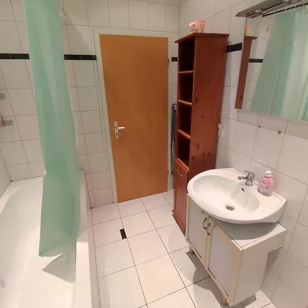 3 Floor Xxl House, 7 Rooms, 2 Kitchen, 15 Minutes To Frankfurt, Washing Machine