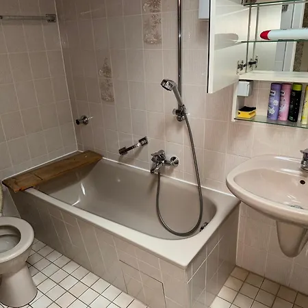 3 Floor Xxl House, 7 Rooms, 2 Kitchen, 15 Minutes To Frankfurt, Washing Machine