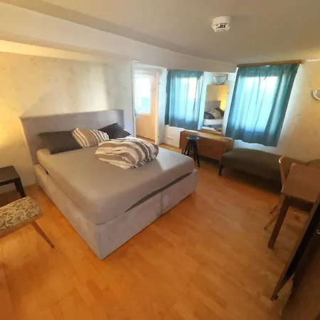 3 Floor Xxl House, 7 Rooms, 2 Kitchen, 15 Minutes To Frankfurt, Washing Machine Appartement Kelkheim