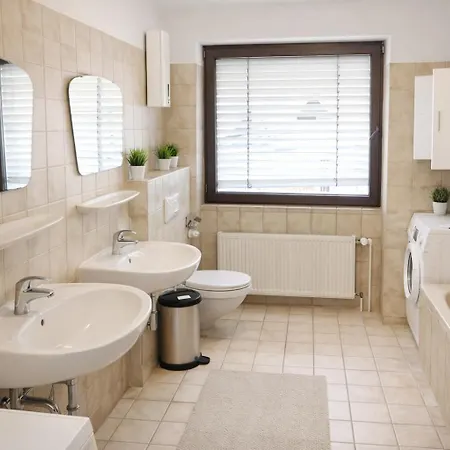 3 Floor Xxl House, 7 Rooms, 2 Kitchen, 15 Minutes To Frankfurt, Washing Machine Apartamento *