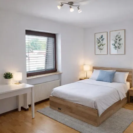 Apartment 3 Floor Xxl House, 7 Rooms, 2 Kitchen, 15 Minutes To Frankfurt, Washing Machine