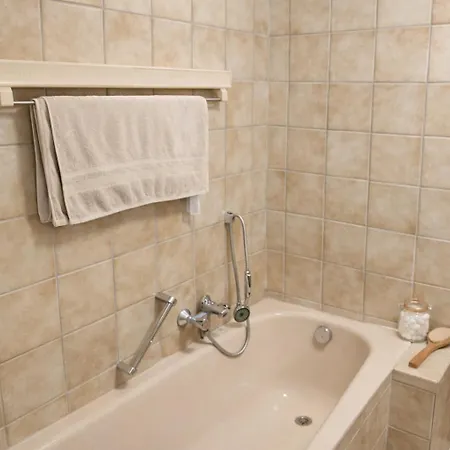 3 Floor Xxl House, 7 Rooms, 2 Kitchen, 15 Minutes To Frankfurt, Washing Machine