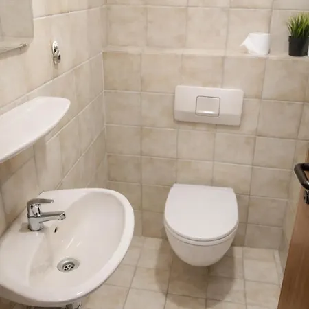 3 Floor Xxl House, 7 Rooms, 2 Kitchen, 15 Minutes To Frankfurt, Washing Machine Appartement *