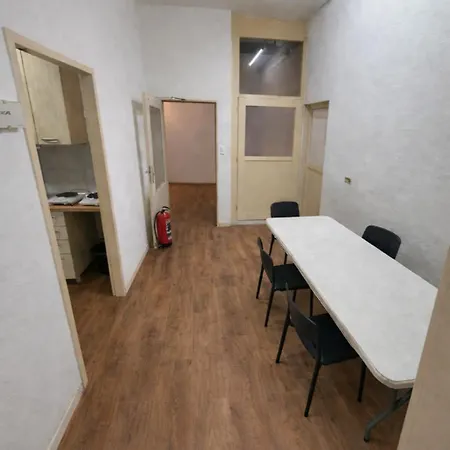3 Floor Xxl House, 7 Rooms, 2 Kitchen, 15 Minutes To Frankfurt, Washing Machine Apartment
