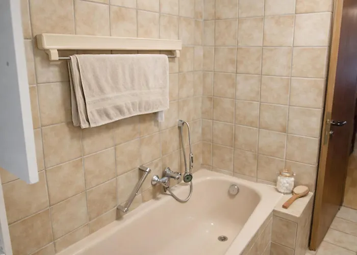 3 Floor Xxl House, 7 Rooms, 2 Kitchen, 15 Minutes To Frankfurt, Washing Machine